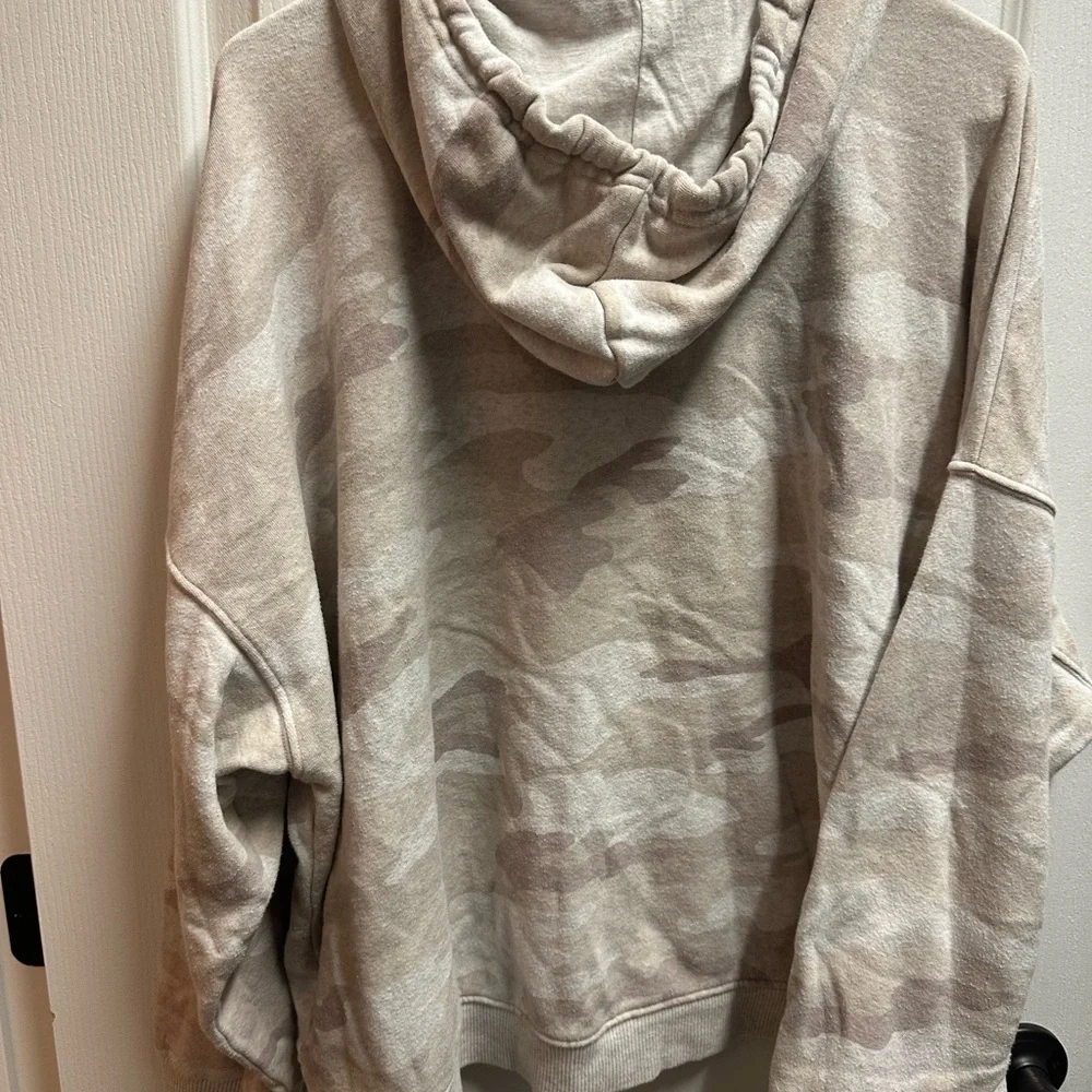 American Eagle Women's Beige Camo Sweater pre-owned size L/ A224